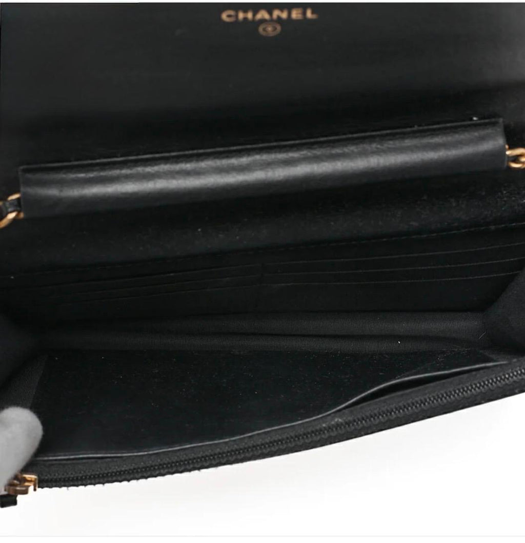 Portefeuille à chaîne CHANEL Boy noir cuir caviar – WOC Chanel matelassé – sac Chanel seconde main authentique