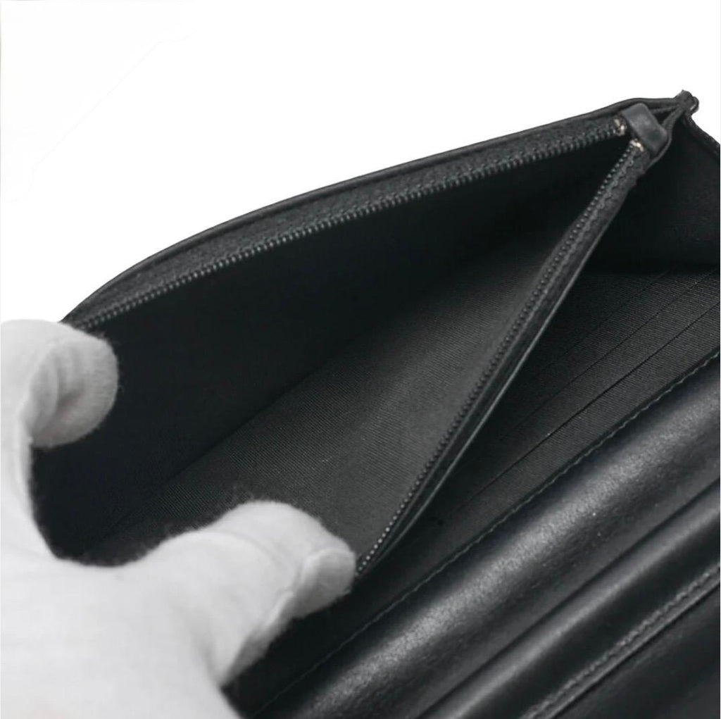 Portefeuille à chaîne CHANEL Boy noir cuir caviar – WOC Chanel matelassé – sac Chanel seconde main authentique