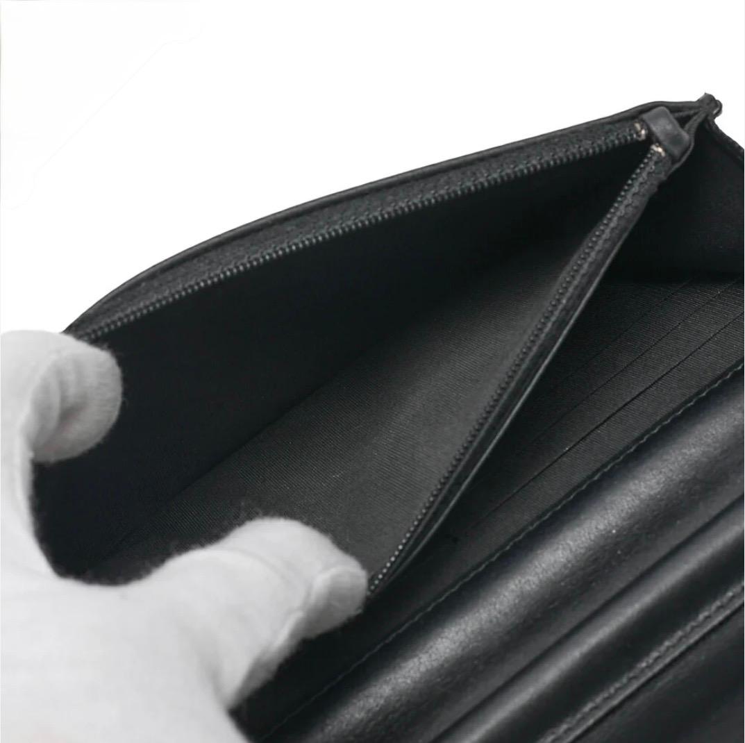 Portefeuille à chaîne CHANEL Boy noir cuir caviar – WOC Chanel matelassé – sac Chanel seconde main authentique