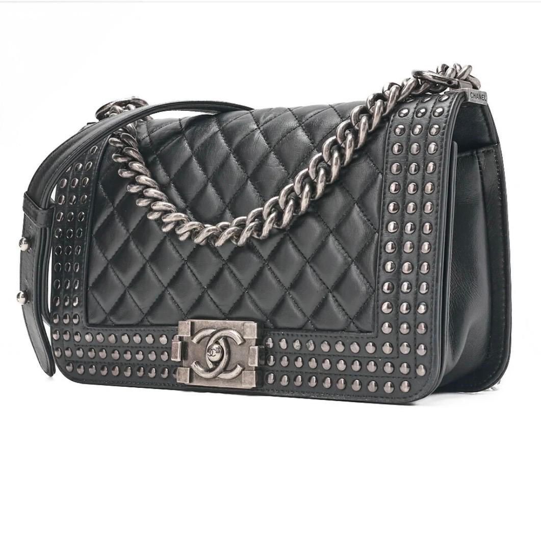 Sac CHANEL Boy clouté noir cuir d’agneau – studs argentés – sac Chanel bandoulière  authentique