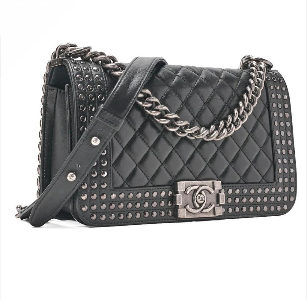 Sac CHANEL Boy clouté noir cuir d’agneau – studs argentés – sac Chanel bandoulière  authentique
