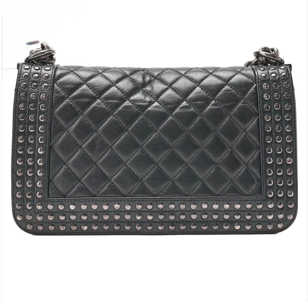 Sac CHANEL Boy clouté noir cuir d’agneau – studs argentés – sac Chanel bandoulière  authentique