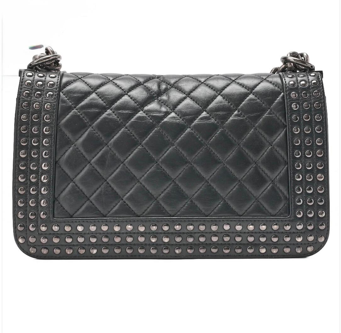 Sac CHANEL Boy clouté noir cuir d’agneau – studs argentés – sac Chanel bandoulière  authentique