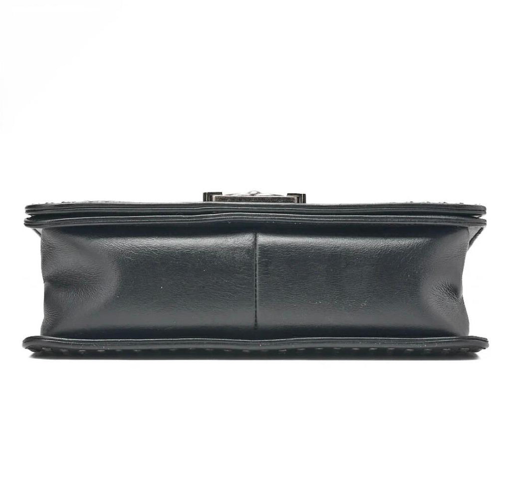 Sac CHANEL Boy clouté noir cuir d’agneau – studs argentés – sac Chanel bandoulière  authentique