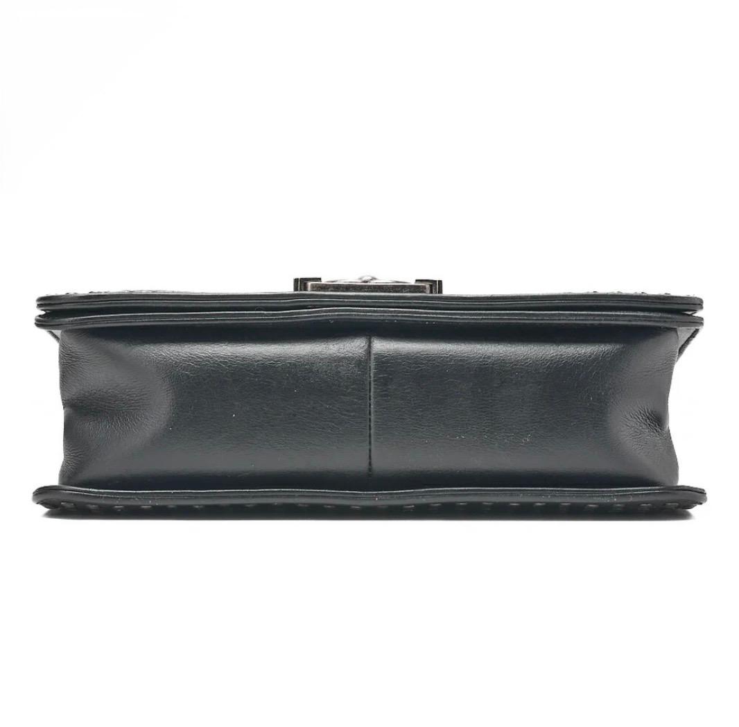 Sac CHANEL Boy clouté noir cuir d’agneau – studs argentés – sac Chanel bandoulière  authentique