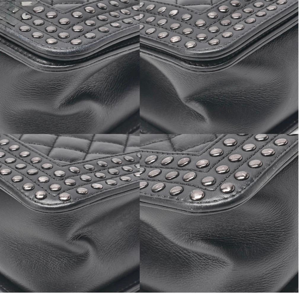 Sac CHANEL Boy clouté noir cuir d’agneau – studs argentés – sac Chanel bandoulière  authentique