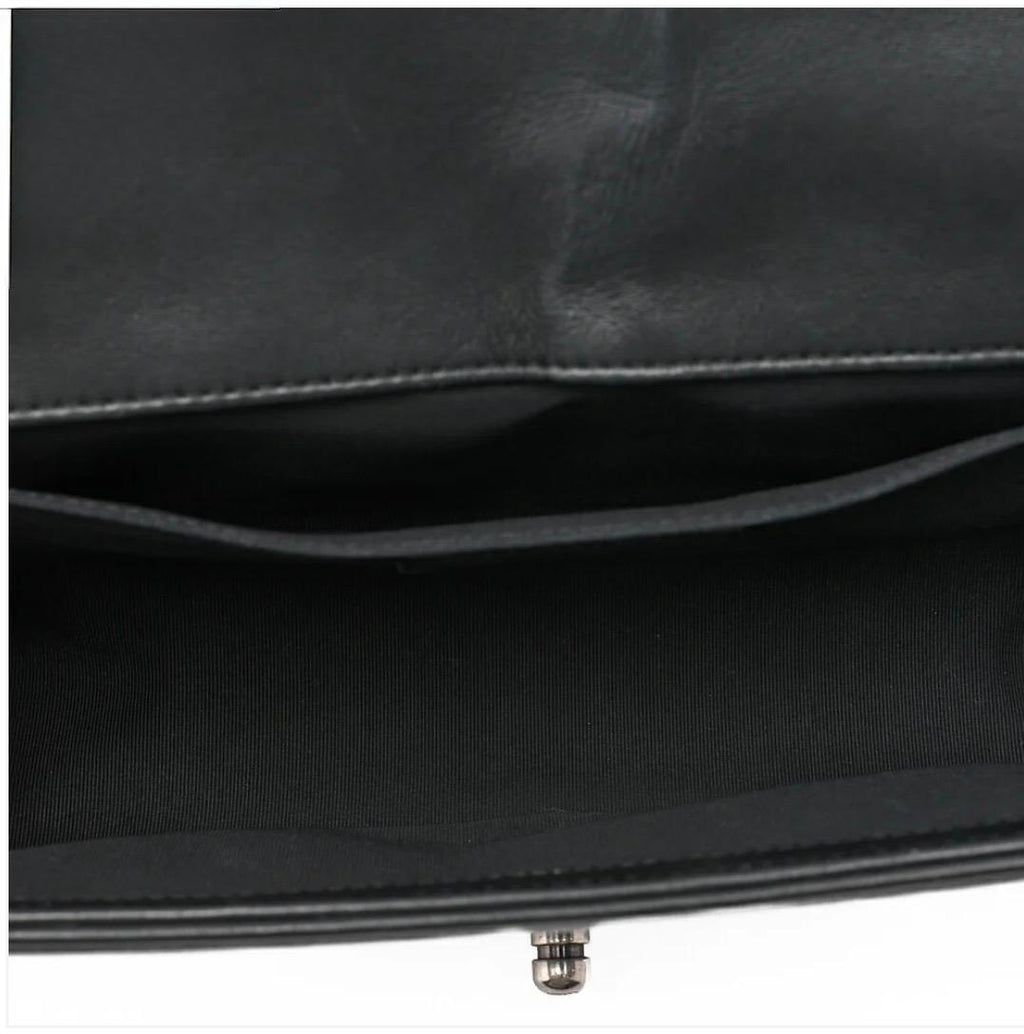 Sac CHANEL Boy clouté noir cuir d’agneau – studs argentés – sac Chanel bandoulière  authentique