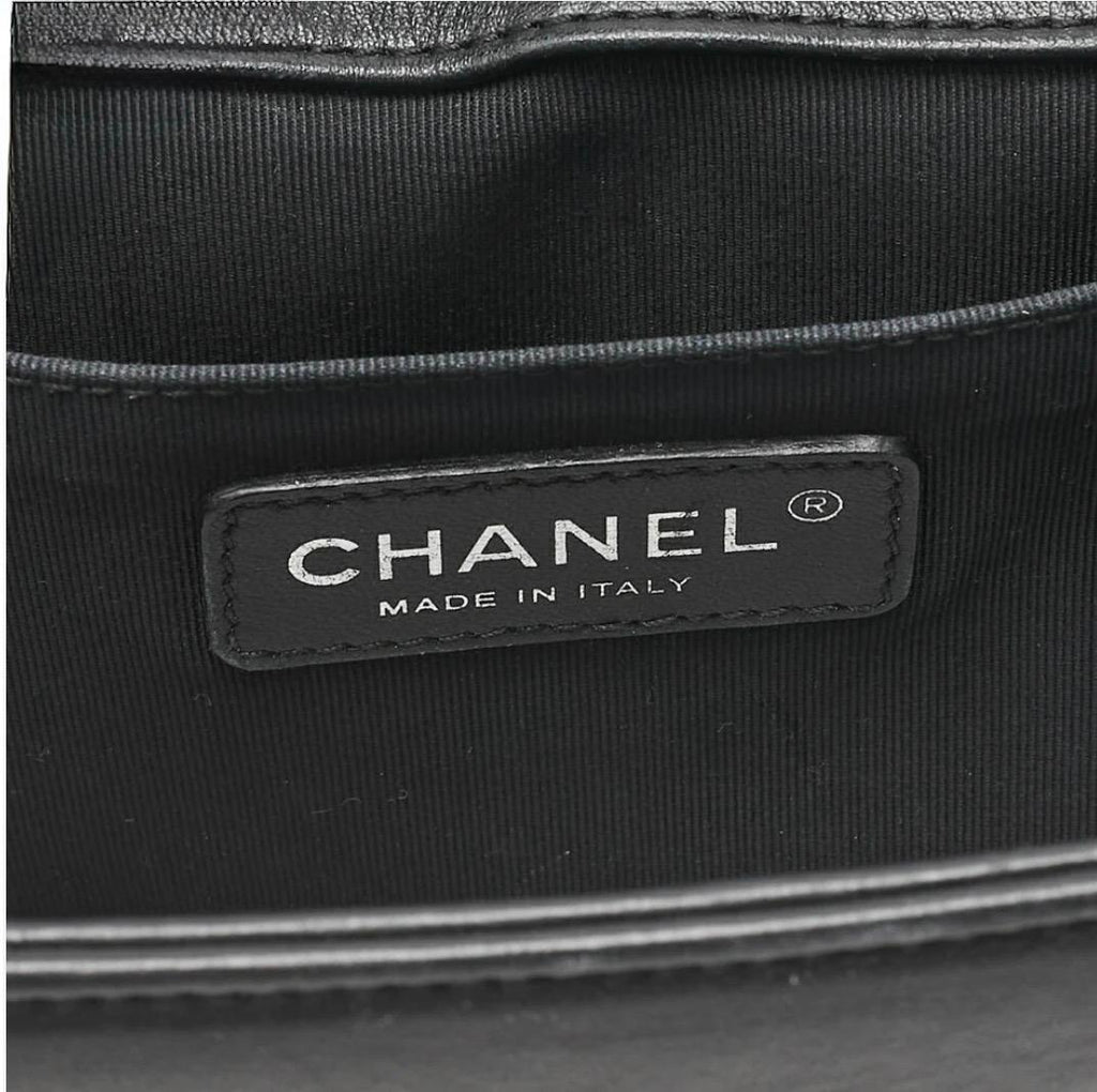 Sac CHANEL Boy clouté noir cuir d’agneau – studs argentés – sac Chanel bandoulière  authentique