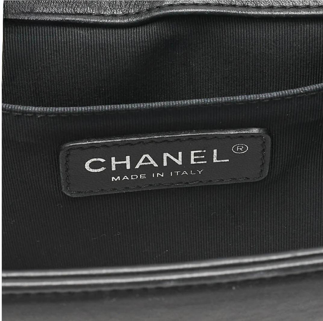 Sac CHANEL Boy clouté noir cuir d’agneau – studs argentés – sac Chanel bandoulière  authentique