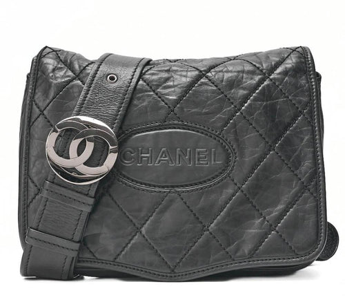 Ceinture Chanel noir en cuir d’agneau avec chaîne et logo argenté accessoire luxe occasion
