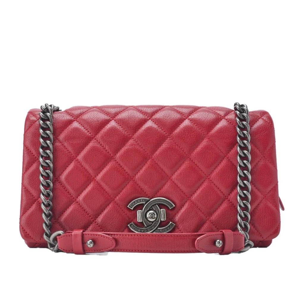 Sac Chanel Timeless rabat en cuir caviar rouge avec chaîne argentée.