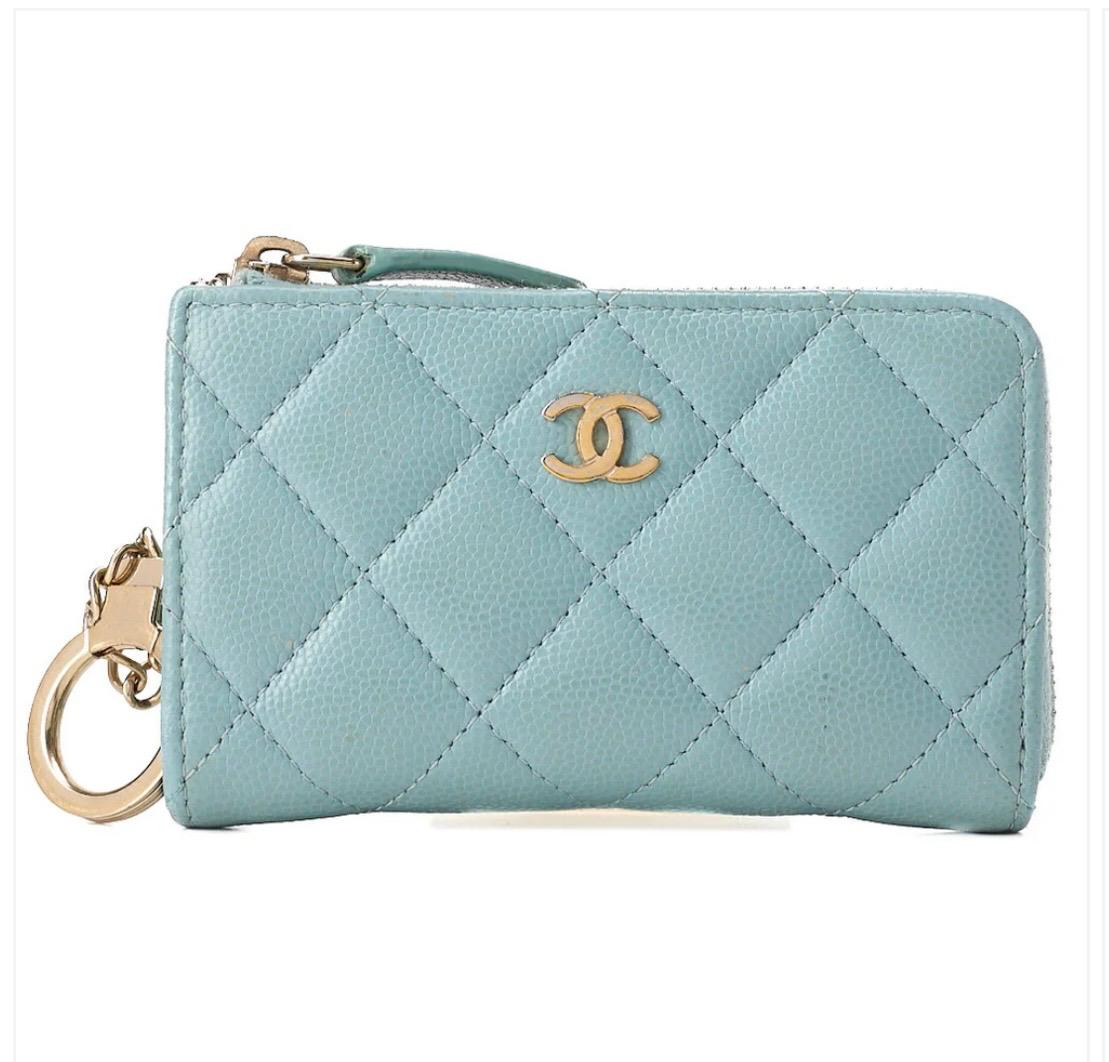 Pochette Chanel mini matelassée vert menthe en cuir caviar avec finitions dorées et chaîne
