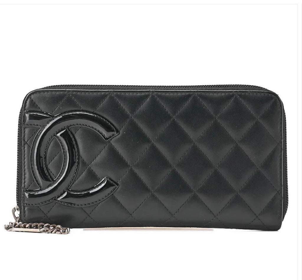Portefeuille Chanel Cambon Line noir matelassé en cuir de veau avec logo CC iconique et intérieur rouge