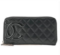 Portefeuille Chanel Cambon Line noir matelassé en cuir de veau avec logo CC iconique et intérieur rouge