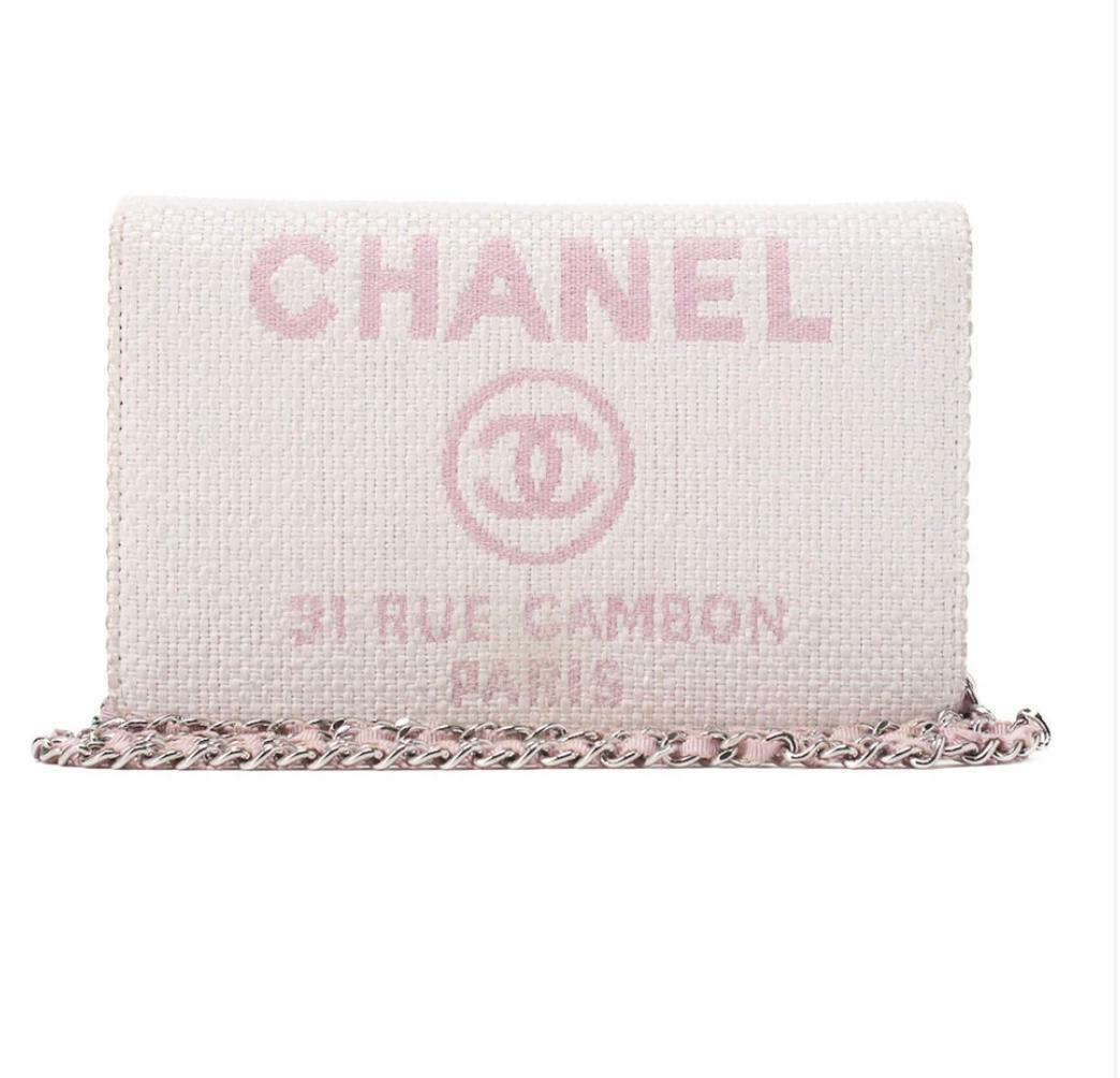Portefeuille Chanel Deauville rose en paille et cuir d’agneau avec chaîne argentée, modèle occasion authentifié