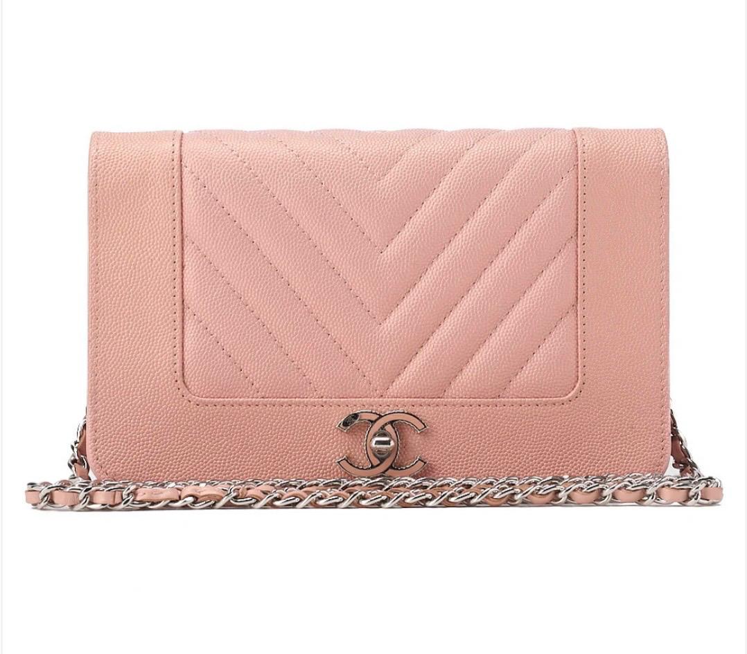 Portefeuille Chanel Mademoiselle à chaîne rose saumon en cuir caviar avec finitions argentées – Chanel occasion authentifié

