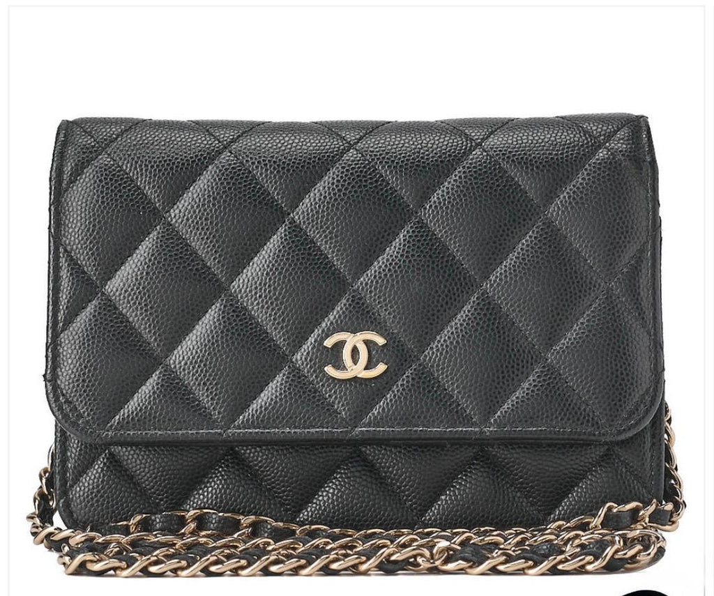 Portefeuille Chanel mini matelassé noir en cuir caviar avec chaîne dorée et fermeture magnétique
