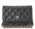 Portefeuille Chanel mini matelassé noir en cuir caviar avec chaîne dorée et fermeture magnétique
