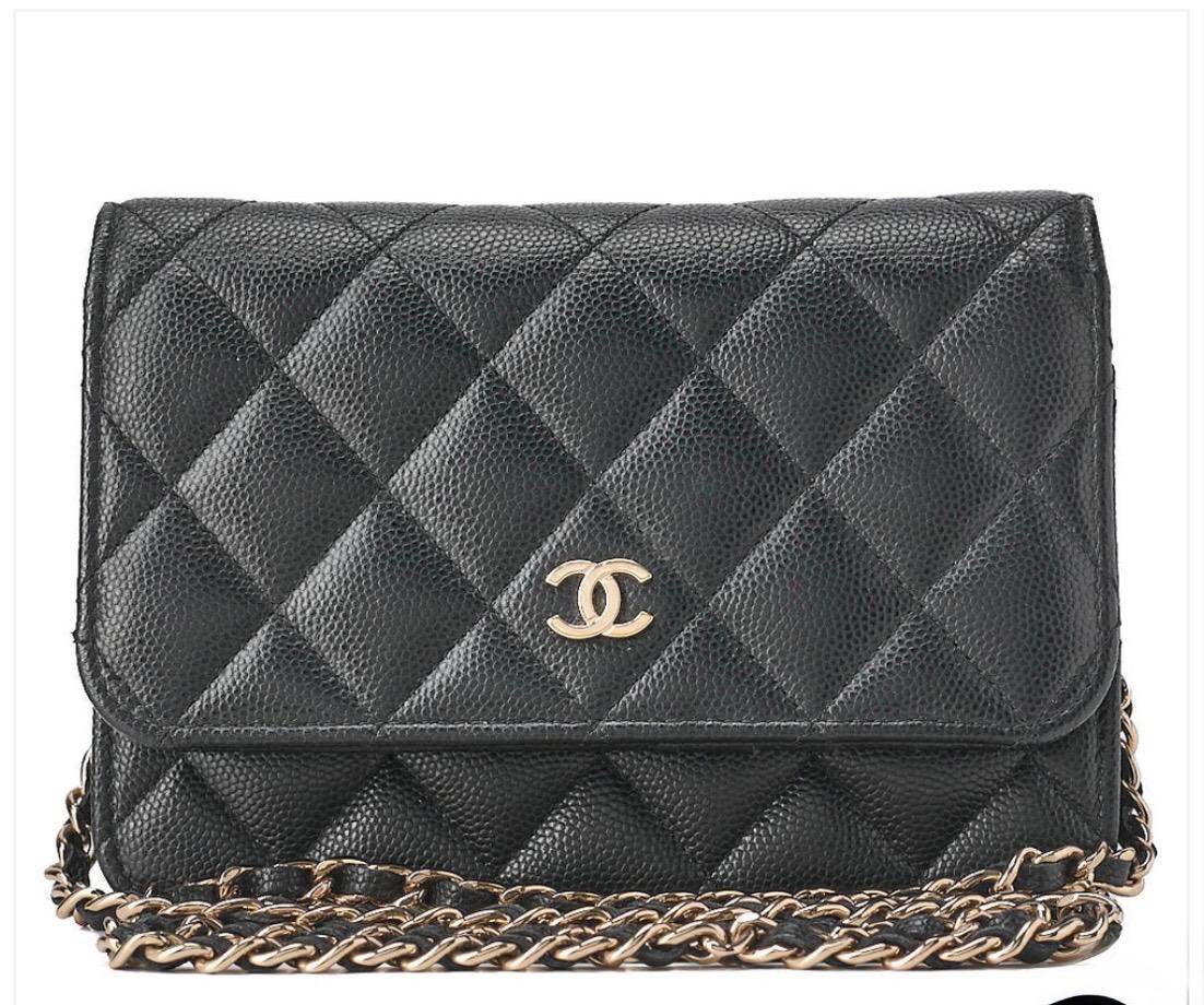 Portefeuille Chanel mini matelassé noir en cuir caviar avec chaîne dorée et fermeture magnétique
