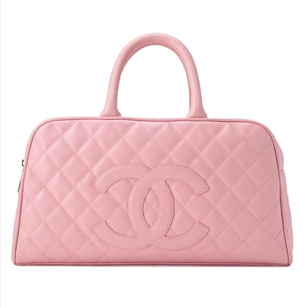 Sac Chanel Boston rose en cuir caviar matelassé avec finitions dorées et logo Cocoon