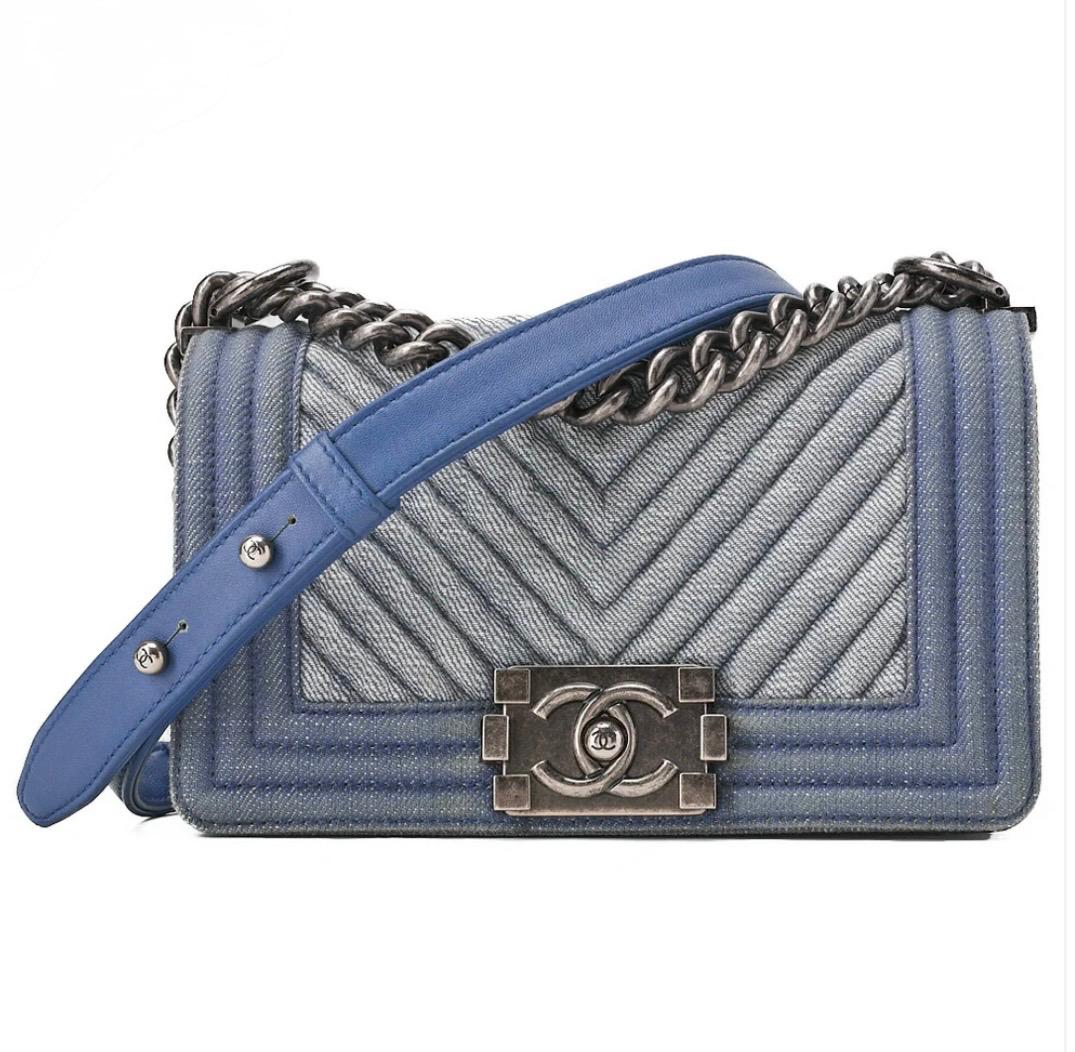 Sac Chanel Boy 20 cm en denim bleu chevron avec chaîne argentée et fermoir iconique