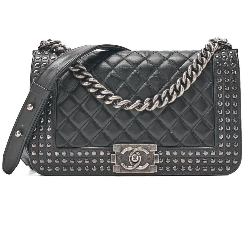 Sac Chanel Boy clouté noir en cuir d’agneau avec studs argentés et chaîne – sac Chanel vintage authentique