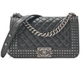 Sac Chanel Boy clouté noir en cuir d’agneau avec studs argentés et chaîne – sac Chanel vintage authentique