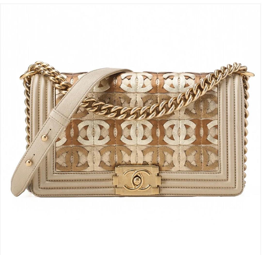 Sac Chanel Boy édition limitée Dubai multicolore en cuir d’agneau avec chaîne dorée – sac Chanel occasion authentifié