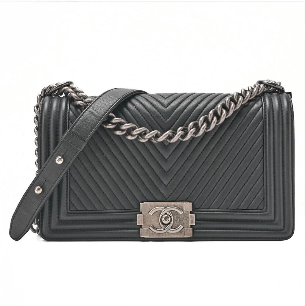 Sac Chanel Boy noir en cuir d’agneau avec chaîne argentée porté épaule luxe occasion