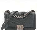 Sac Chanel Boy noir en cuir d’agneau avec chaîne argentée porté épaule luxe occasion