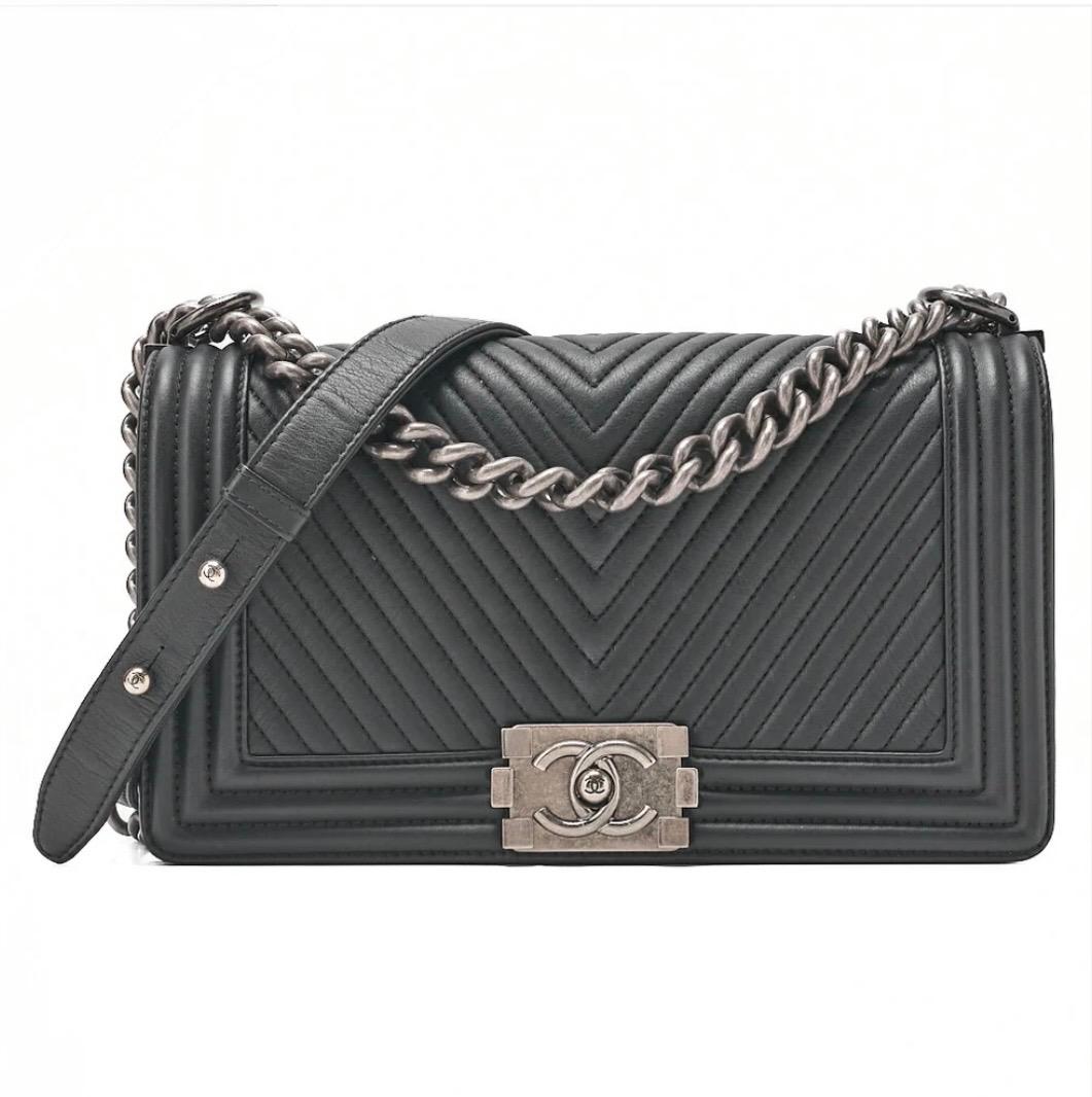 Sac Chanel Boy noir en cuir d’agneau avec chaîne argentée porté épaule luxe occasion