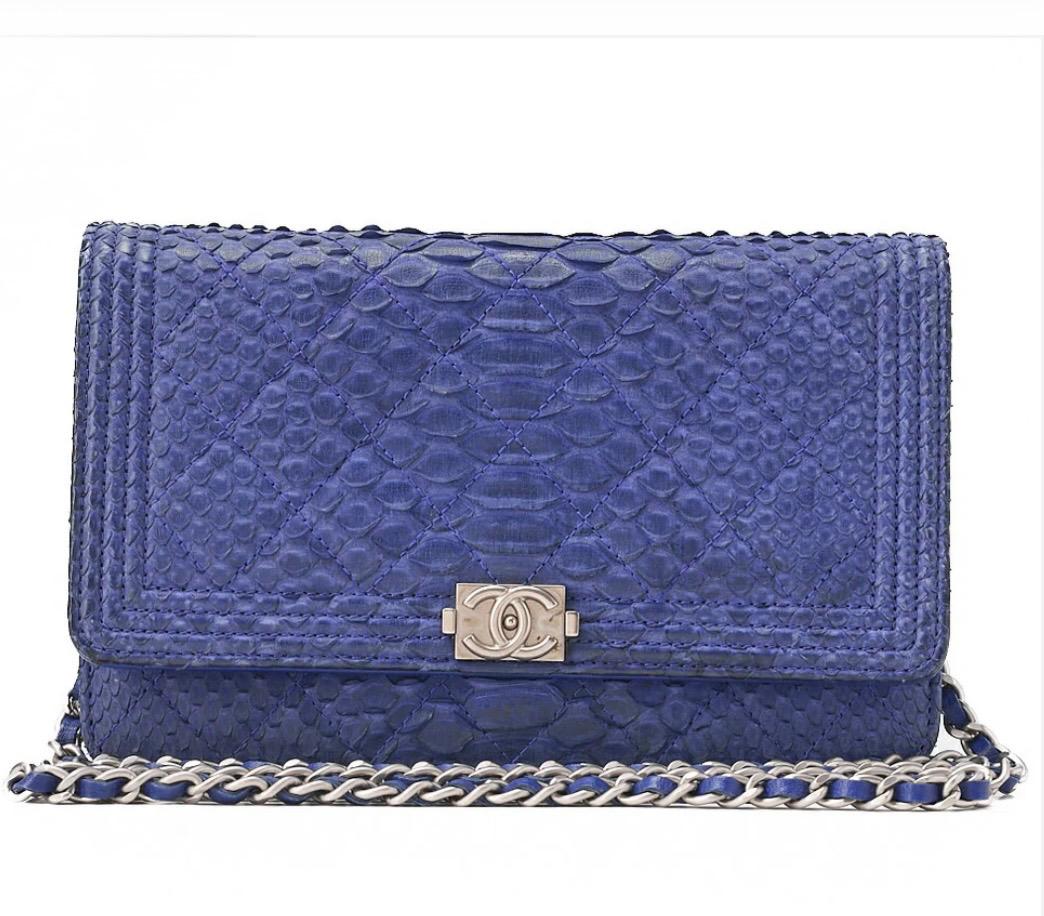 Sac Chanel Boy Wallet on Chain python bleu avec finitions argentées  
