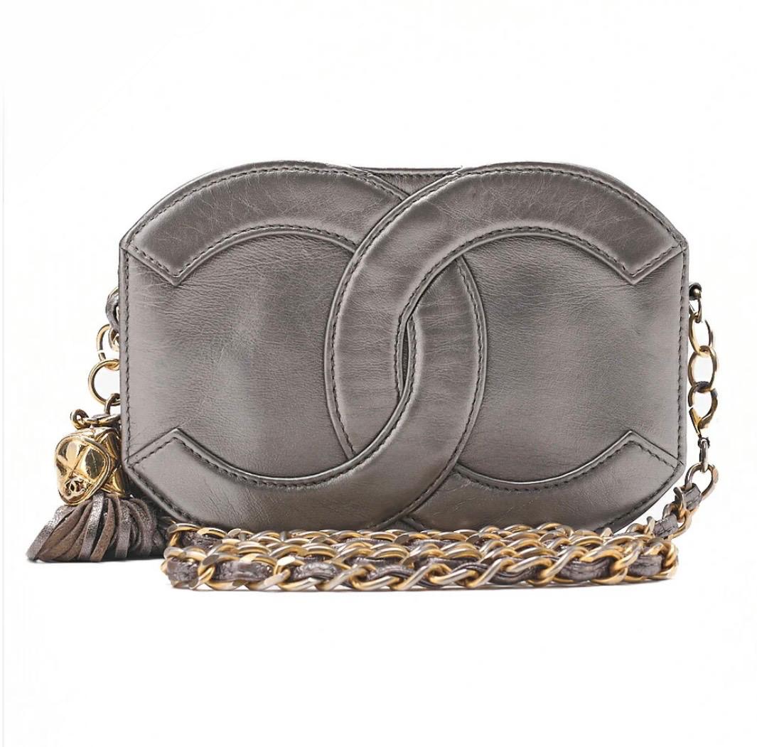 Sac Chanel Coco Mark à franges en cuir d’agneau argenté avec chaîne dorée – sac Chanel vintage authentique