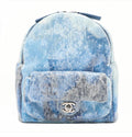Sac à dos CHANEL à sequins bleus multicolores avec logo Coco et finitions argentées, modèle luxe d’occasion rare.