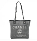 Sac Chanel Deauville PM toile grise et marine avec logo et chaîne argentée, sac cabas Chanel seconde main authentique