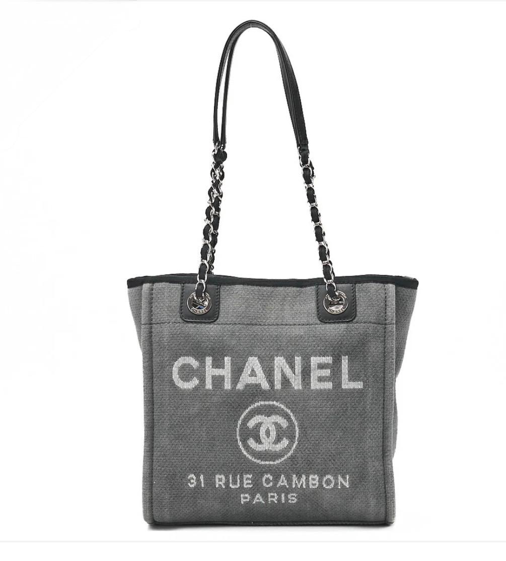 Sac Chanel Deauville PM toile grise et marine avec logo et chaîne argentée, sac cabas Chanel seconde main authentique