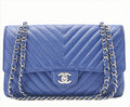 Sac Chanel double rabat bleu en cuir caviar avec chaîne argentée porté épaule luxe occasion