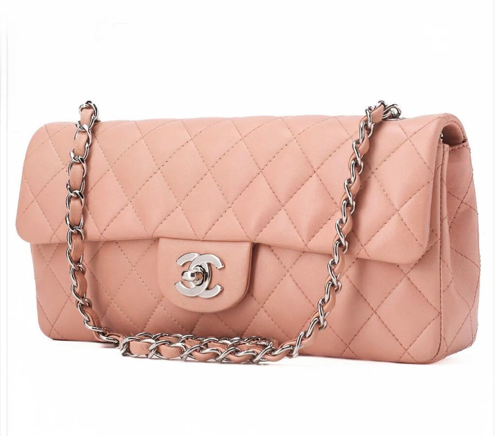 Sac Chanel matelassé rose en cuir d’agneau avec chaîne argentée