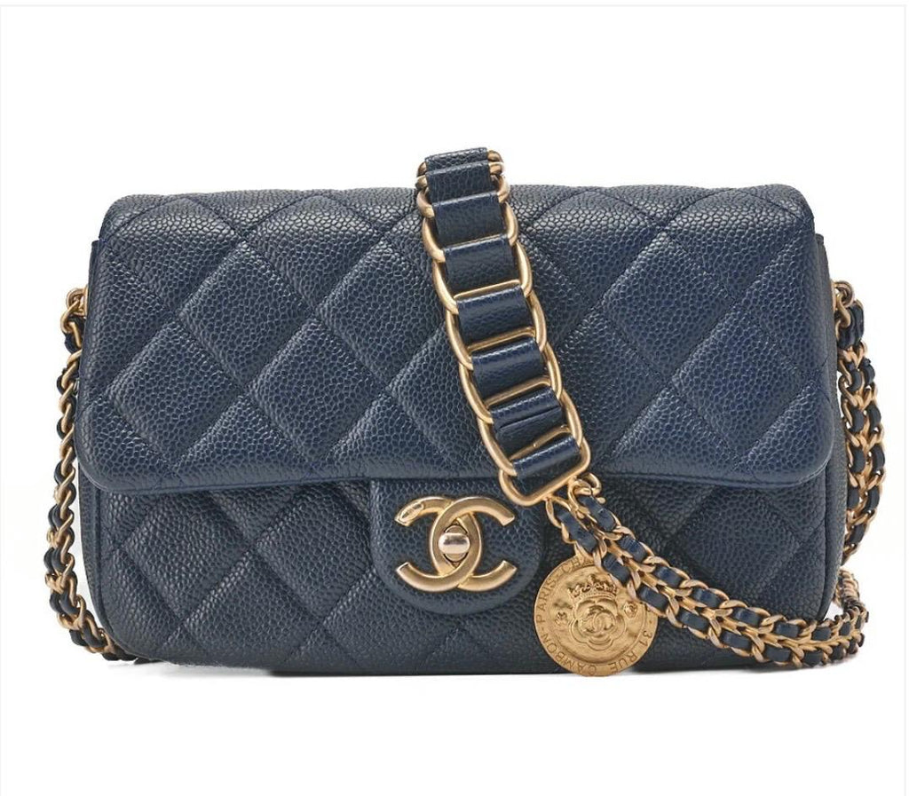 Sac Chanel Mini Matelassé 19 cm en cuir caviar bleu marine avec chaîne dorée