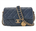Sac Chanel Mini Matelassé 19 cm en cuir caviar bleu marine avec chaîne dorée