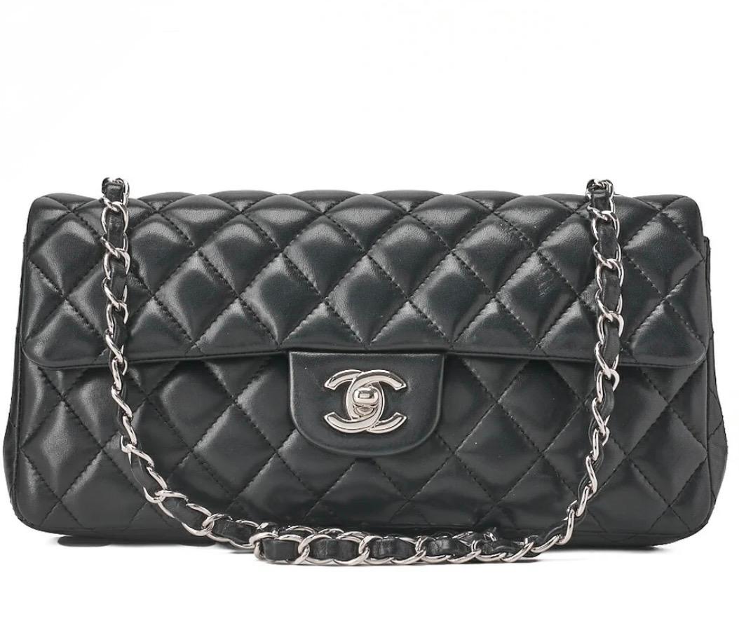 Sac CHANEL Timeless 25 cm noir en cuir d’agneau matelassé avec chaîne argentée, modèle iconique de luxe seconde main
