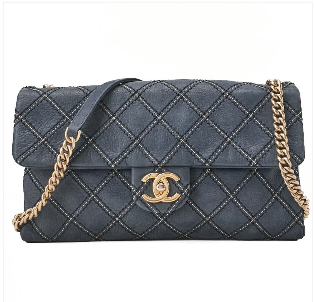 Sac Chanel Ultra Stitch matelassé bleu marine cuir avec chaîne dorée 
