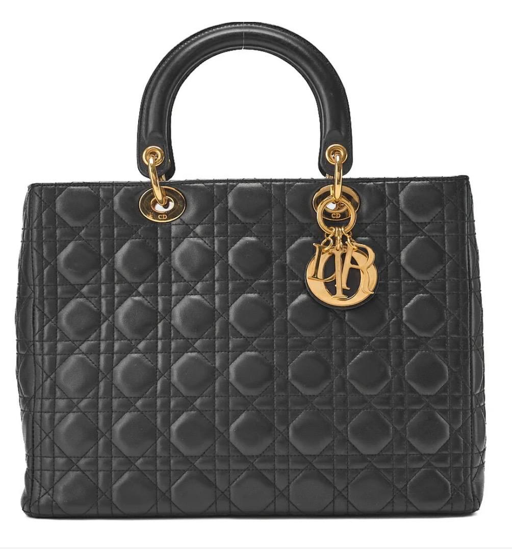 Sac Dior Lady Dior Cannage noir grand format en cuir d’agneau avec finitions dorées – sac Dior occasion authentifié