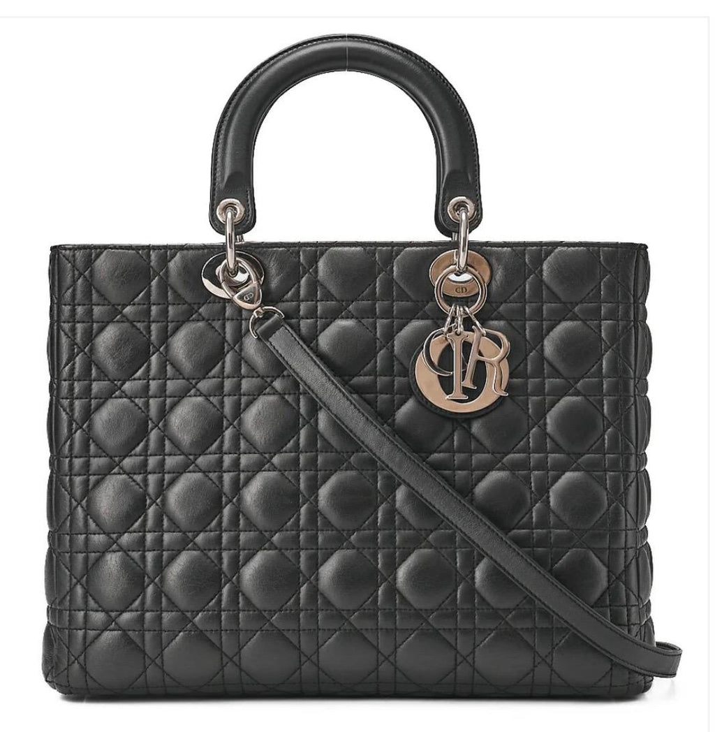 Sac Dior Lady Dior Cannage noir grand format en cuir d’agneau avec finitions argentées – sac Dior occasion authentifié