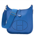 Sac Hermès Evelyne bleu cuir perforé H – seconde main authentique