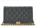 Portefeuille à chaîne Chanel Boy noir en cuir caviar matelassé avec chaîne dorée – WOC Chanel authentique