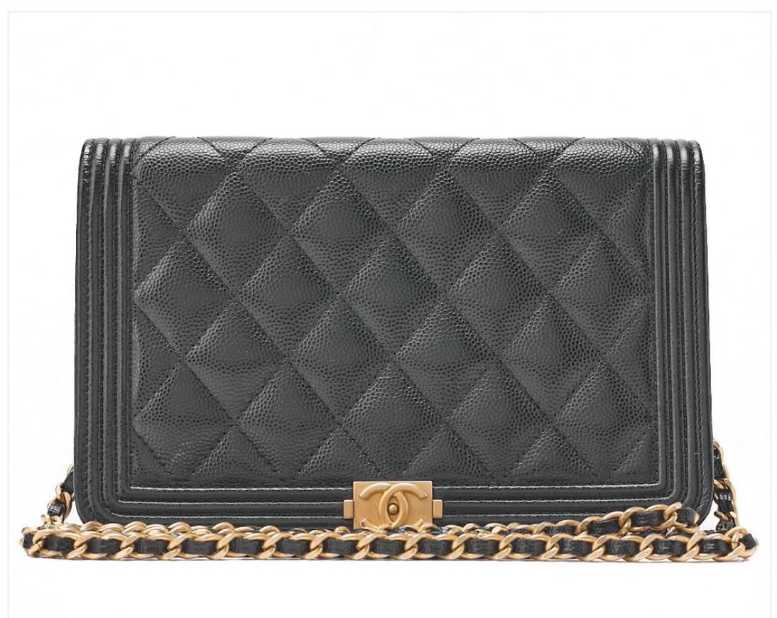 Portefeuille à chaîne Chanel Boy noir en cuir caviar matelassé avec chaîne dorée – WOC Chanel authentique